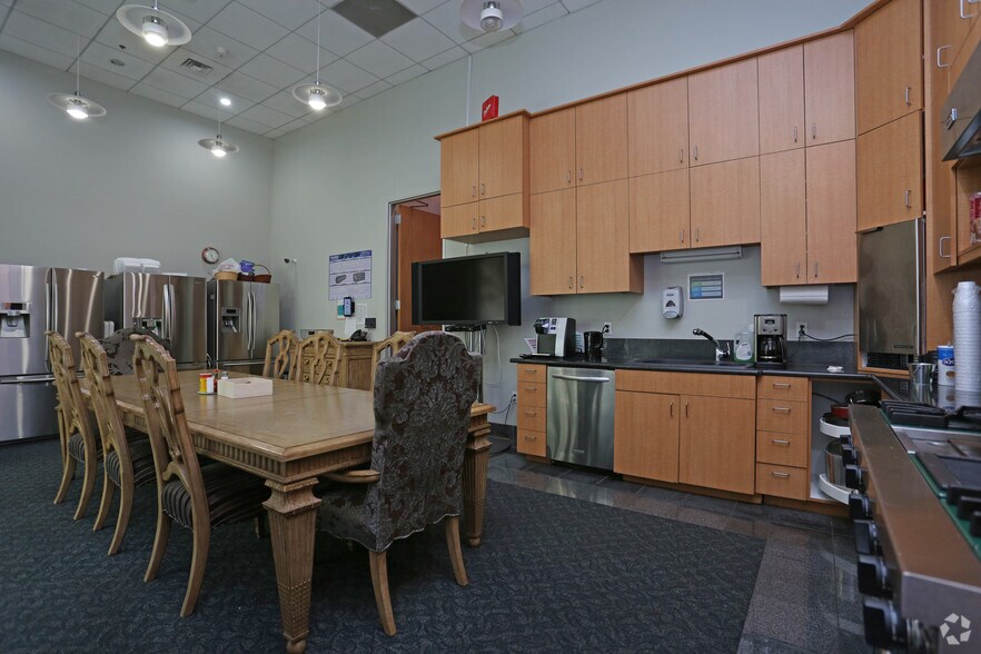 More Photos Of 16503 Air Center Blvd, Houston Unknown For Lease
