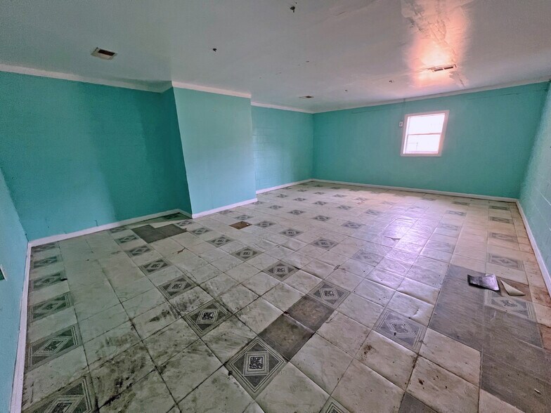 More Photos Of 3268 - 3244 River Fork Rd, Waterloo Bar For Sale