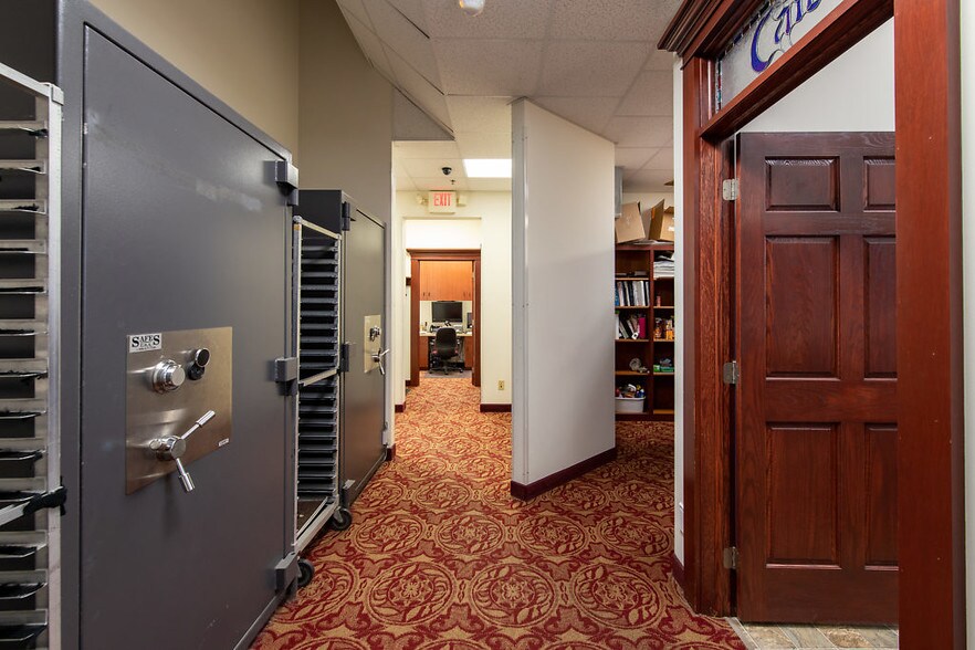 More Photos Of 700 E Main St, Anoka Freestanding For Lease