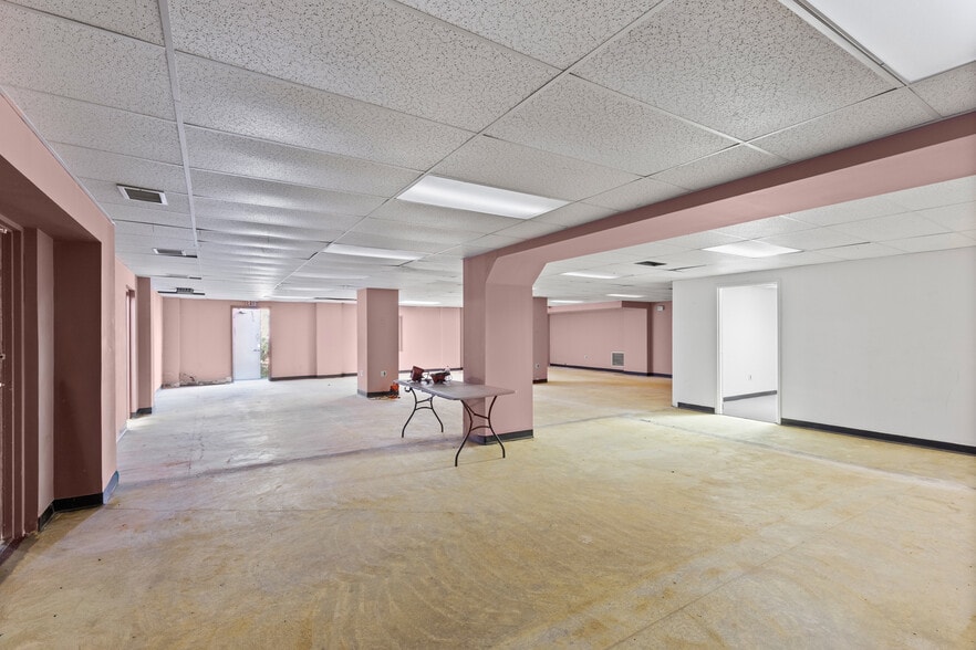 More Photos Of 2200 Union St, Bellaire Industrial For Sale