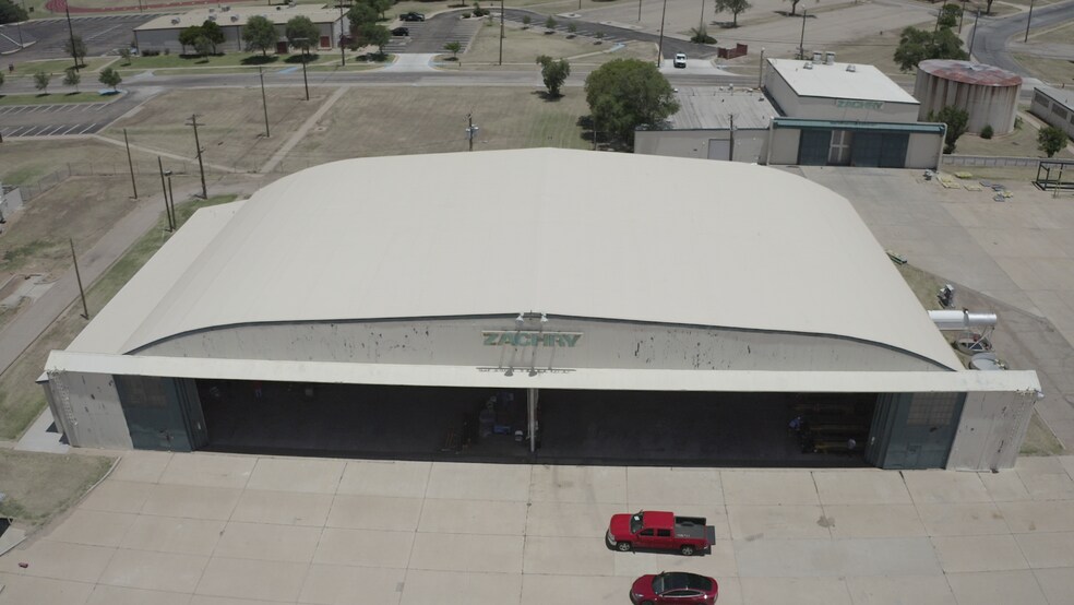 More Photos Of 212 Davis Dr, Lubbock Airplane Hangar For Lease