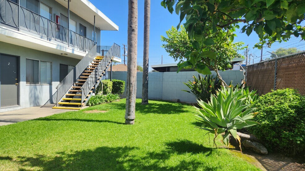 More Photos Of 5018-5029 Santa Ana St, Cudahy Apartments For Sale