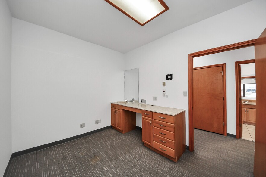 More Photos Of 13615 Bellaire Blvd, Houston Medical For Lease