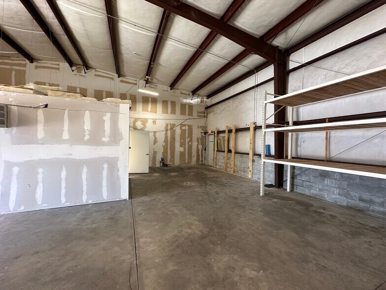 More Photos Of 2164 Platinum Rd, Apopka Light Distribution For Lease