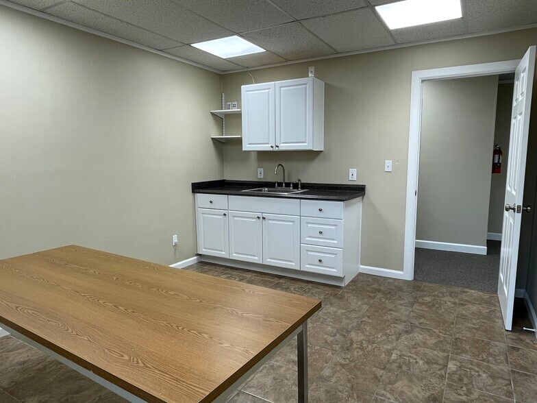 More Photos Of 1046 W Busch Blvd, Tampa Medical For Lease