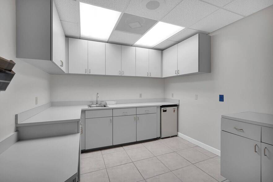 More Photos Of 3599 University Blvd S, Jacksonville Medical For Sale