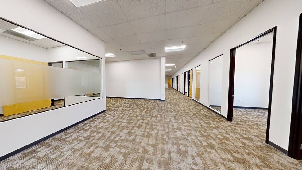 More Photos Of 16744-16772 W Bernardo Dr, San Diego Unknown For Lease