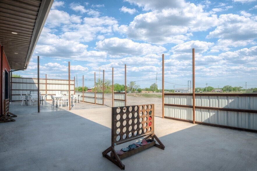 More Photos Of 106 NW 4th St, Lindsay Specialty For Sale