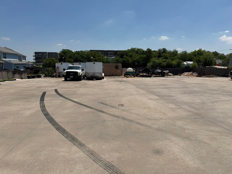 More Photos Of 414 N Kealy Ave, Lewisville Office For Sale