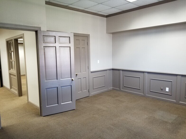 More Photos Of 49 Public Sq, Shelbyville Office For Sale