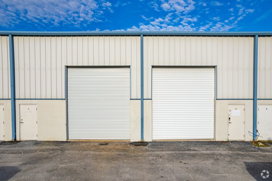 More Photos Of 140 Oscar Hill Rd, Tarpon Springs Light Manufacturing For Lease