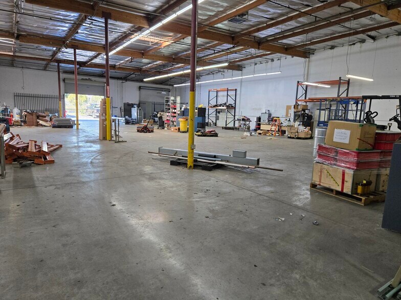 More Photos Of 12820-12848 Pierce St, Pacoima Warehouse For Lease