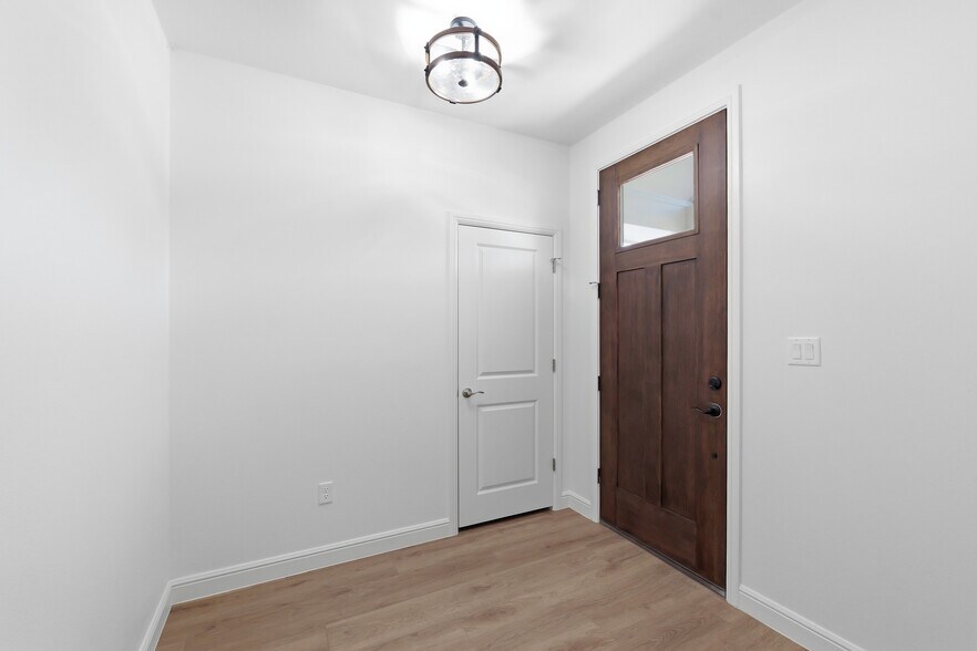 More Photos Of 200-210 Ewell st, Granbury Apartments For Sale