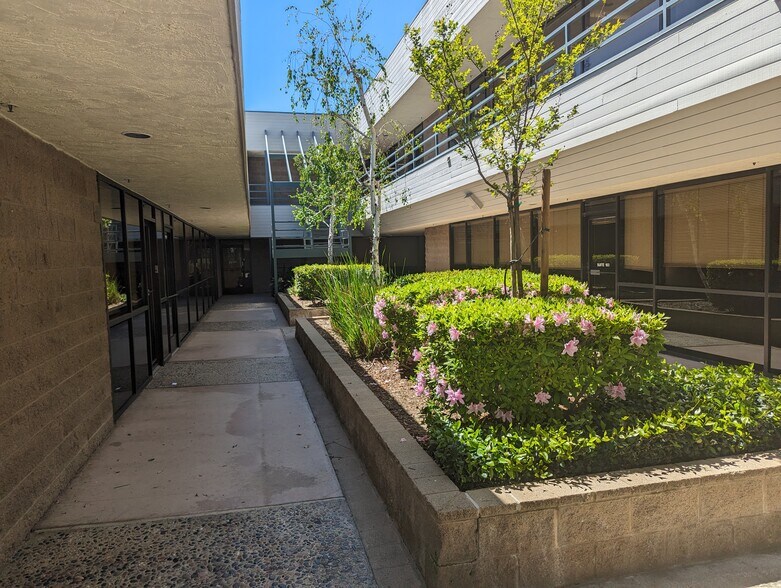 More Photos Of 5100 California Ave, Bakersfield Office For Lease