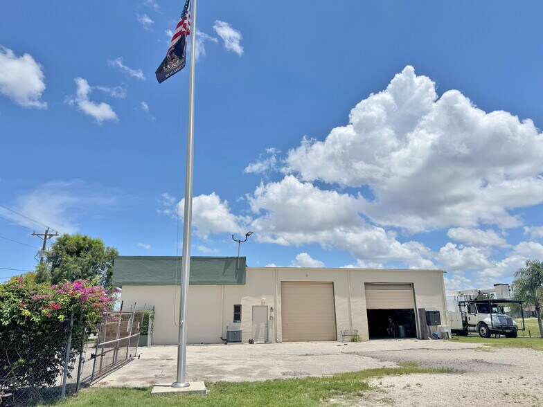 More Photos Of 1029 SE 12th Ct, Cape Coral Warehouse For Lease