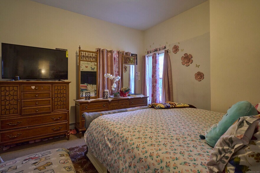 More Photos Of 39 Capen St, Hartford Multifamily For Sale