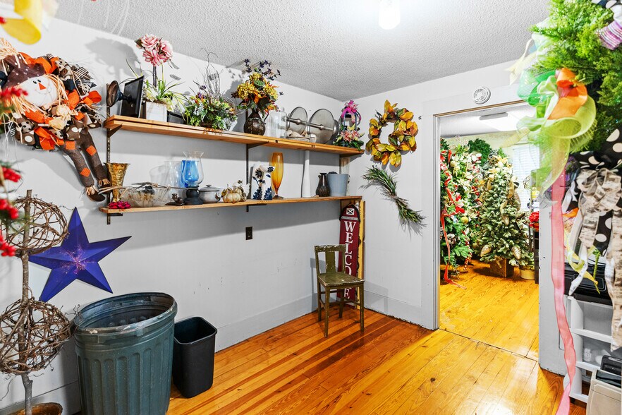 More Photos Of 223 Helm St, Elizabethtown General Retail For Sale