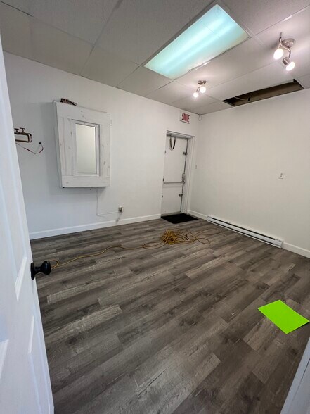 More Photos Of 6160 Rue Rodrigue, Terrebonne General Retail For Lease