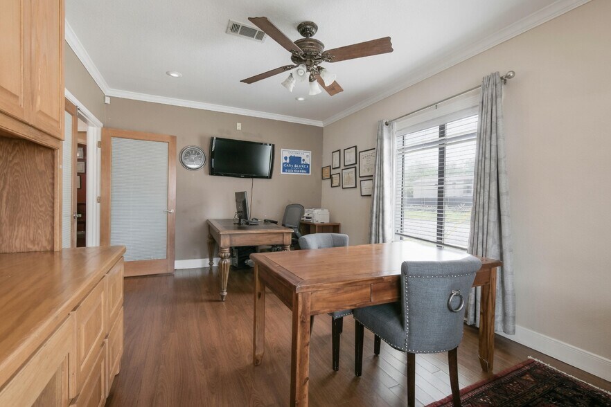 More Photos Of 1715 S 1st St, Austin Office For Sale