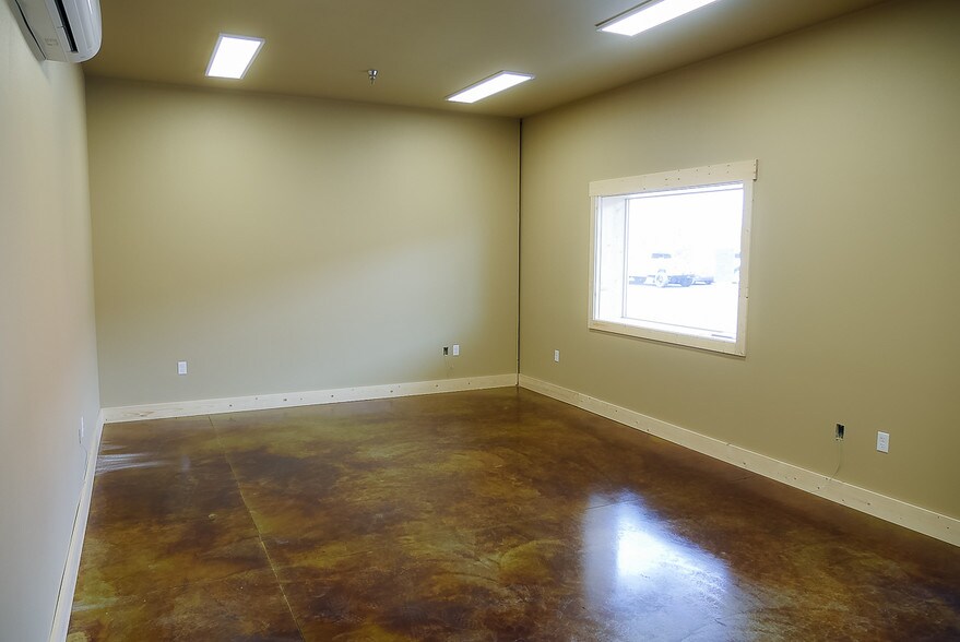 More Photos Of 4620 SW 23rd St, Redmond Warehouse For Lease