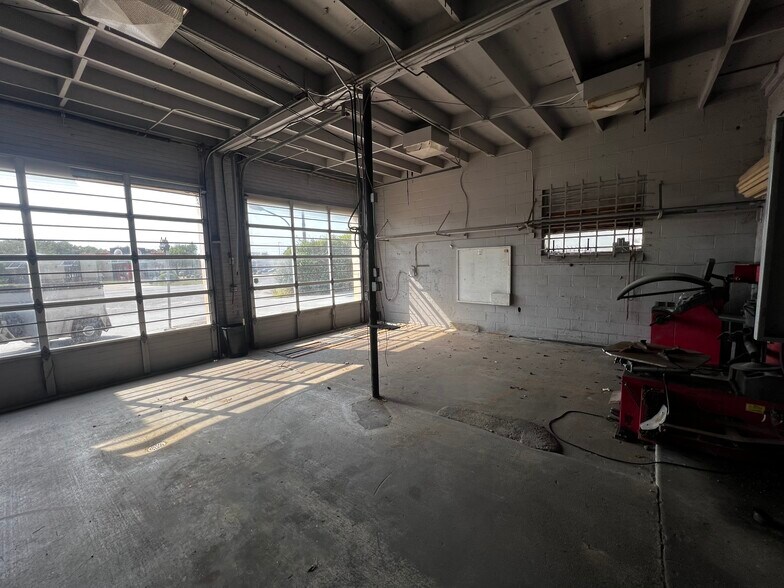 More Photos Of 1200 E Mulberry St, Angleton Auto Repair For Sale