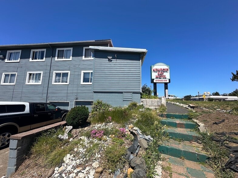 Primary Photo Of 754 SW Coast Hwy, Newport Hotel For Sale