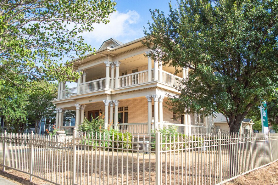 More Photos Of 225 E Locust St, San Antonio Office For Sale