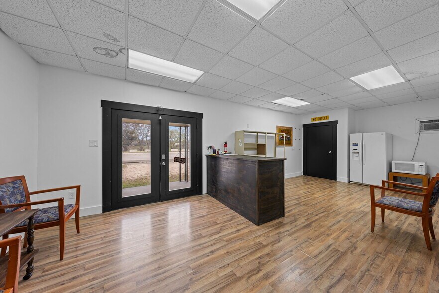 More Photos Of 2610 Memorial Blvd, Kerrville Industrial For Sale