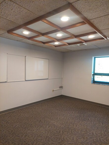 More Photos Of 17 Caldwell St, Charlestown Showroom For Lease