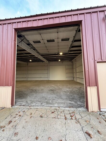 More Photos Of 160 N Ortonville Rd, Ortonville Warehouse For Lease