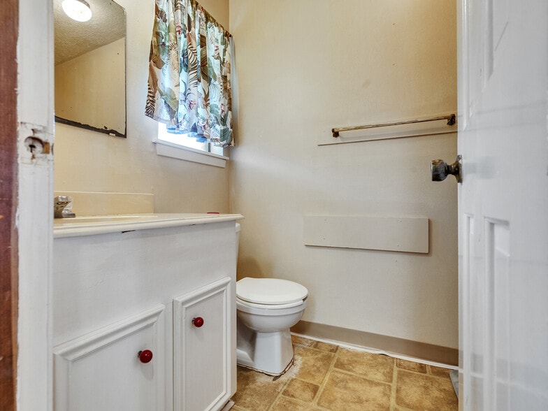 More Photos Of 280 Broken Arrow Marina, Livingston Hotel For Sale