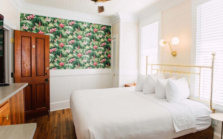 More Photos Of 51 Avenue C, Apalachicola Hotel For Sale