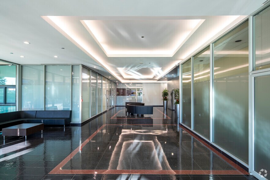 More Photos Of 100 York Blvd, Richmond Hill Office For Lease