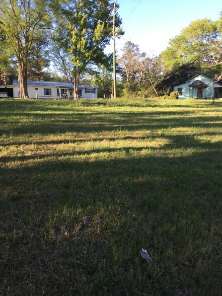 More Photos Of 1017 Dolvin Ave, Union Point Schools For Sale