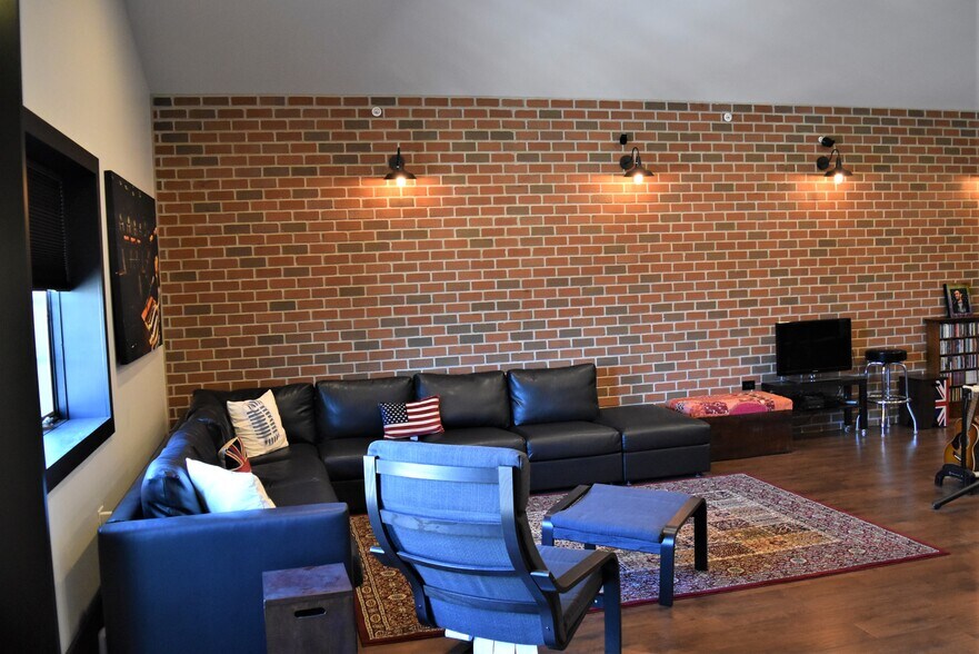 More Photos Of 2108-2260 Ferry Rd, Naperville Showroom For Sale