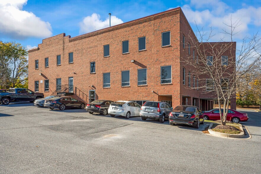 More Photos Of 205 Center St, Mount Airy Medical For Lease