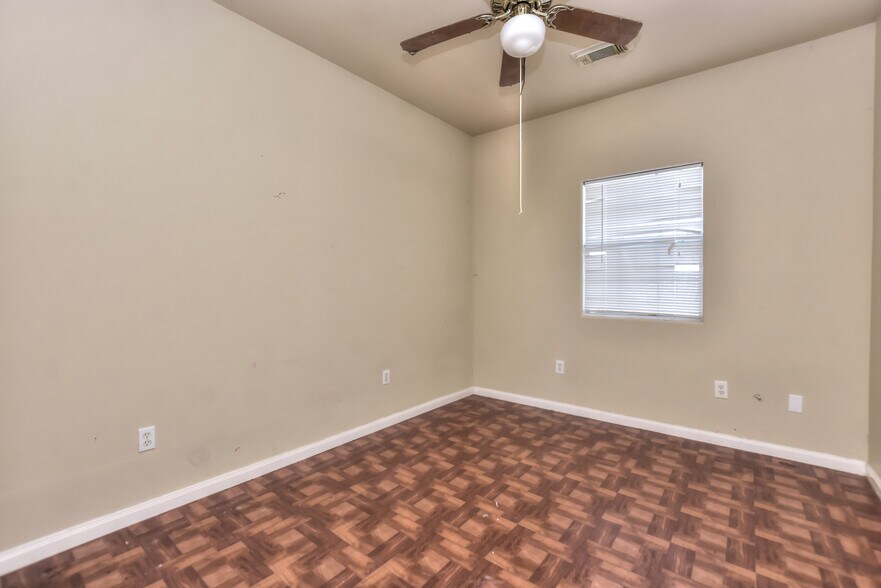 More Photos Of 4159 E University Ave, Georgetown Light Manufacturing For Sale