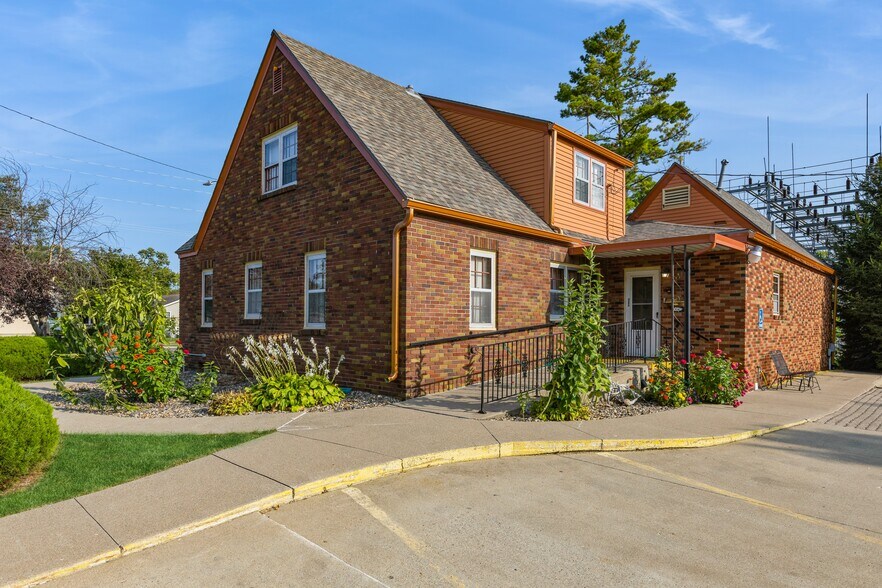 More Photos Of 324 1st St, Des Moines General Retail For Sale