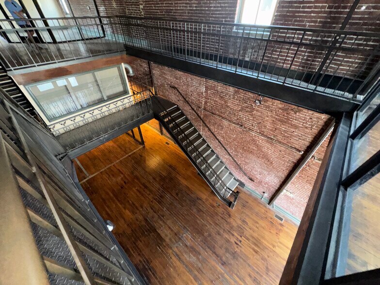 More Photos Of 390 S Main St, Memphis Office For Sale