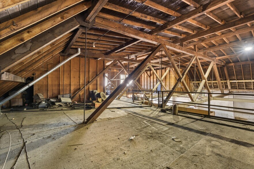 More Photos Of 201 N 2nd St, Raton Auto Repair For Sale