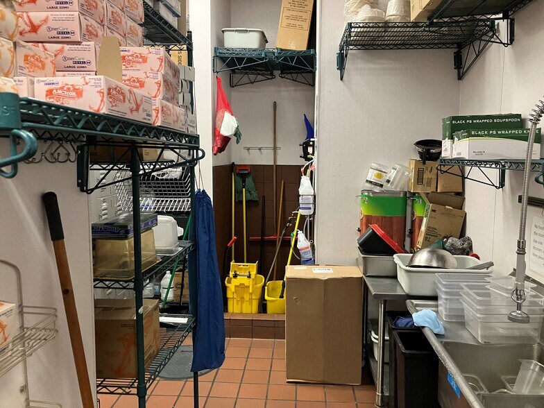 More Photos Of 7808 N Division St, Spokane General Retail For Lease