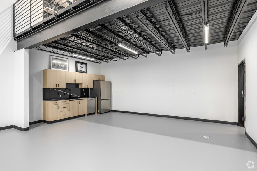 More Photos Of 7700 Broadway Ext, Oklahoma City Light Distribution For Sale