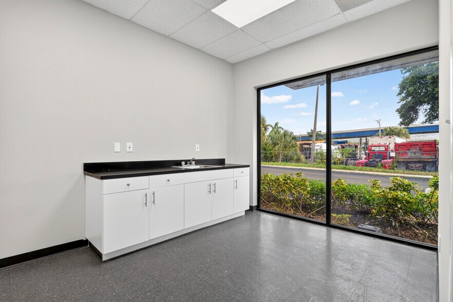 More Photos Of 3402 SW 26th Ter, Fort Lauderdale Warehouse For Lease