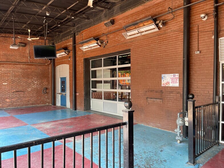 More Photos Of 117 N Mosley St, Wichita Bar For Lease
