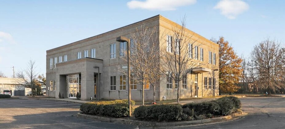 Primary Photo Of 7796 Wolf Trail Cv, Germantown Medical For Lease