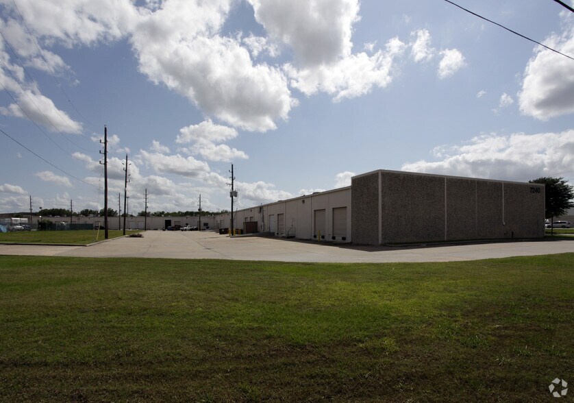 More Photos Of 7240 Brittmoore Rd, Houston Unknown For Lease
