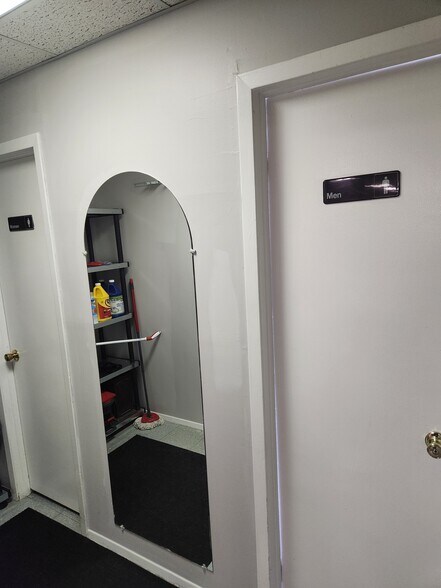 More Photos Of 515 Hempstead Tpke, West Hempstead Office For Lease