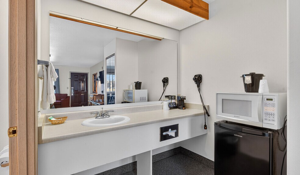 More Photos Of 102 E Greenwood St, Enterprise Hotel For Sale
