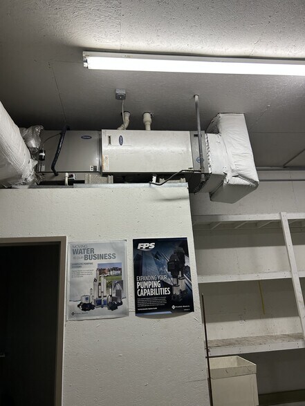 More Photos Of 345 Huls Dr, Englewood Flex For Lease