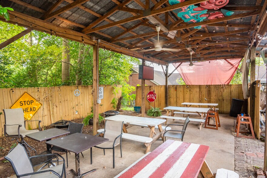 More Photos Of 408 University Dr, Starkville Restaurant For Sale